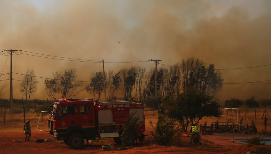 Senapred solicita evacuación preventiva por avance de incendio en Maule