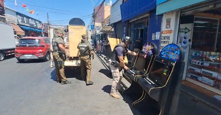 Descubren un casino clandestino en el barrio Franklin: incautan 40 máquinas de juegos y detienen a dos extranjeros