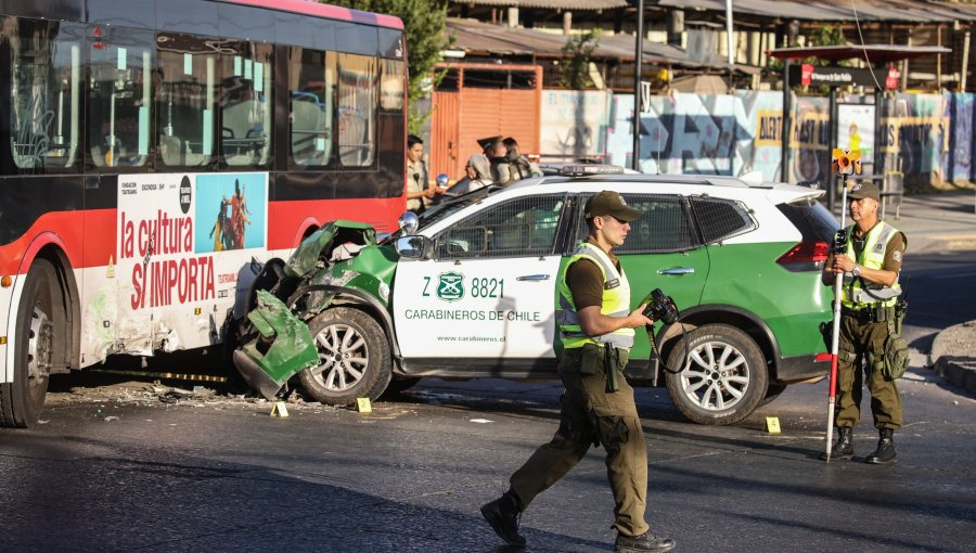 Dos carabineros lesionados tras choque de su carro policial con bus del Sistema Red en Pudahuel