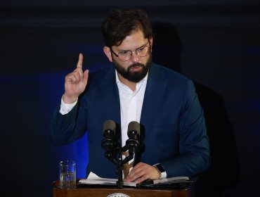 Exministro Roberto Ampuero afirma que rol internacional del Presidente Boric "ha sido nefasto"