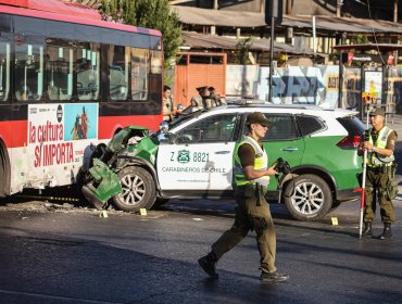 Dos carabineros lesionados tras choque de su carro policial con bus del Sistema Red en Pudahuel