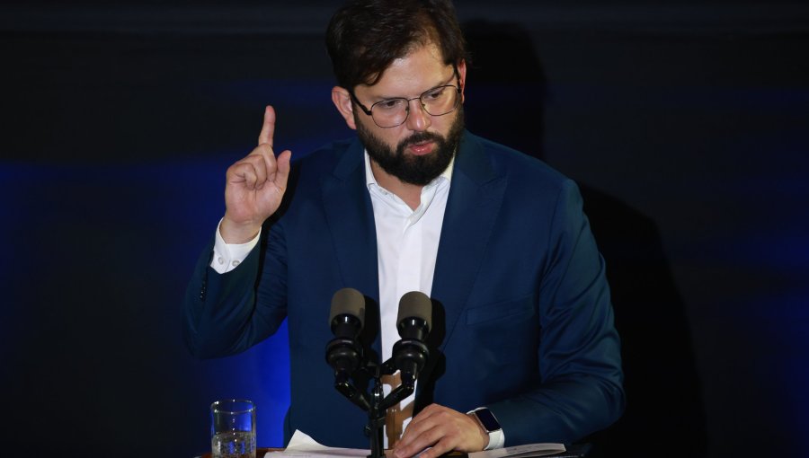 Exministro Roberto Ampuero afirma que rol internacional del Presidente Boric "ha sido nefasto"