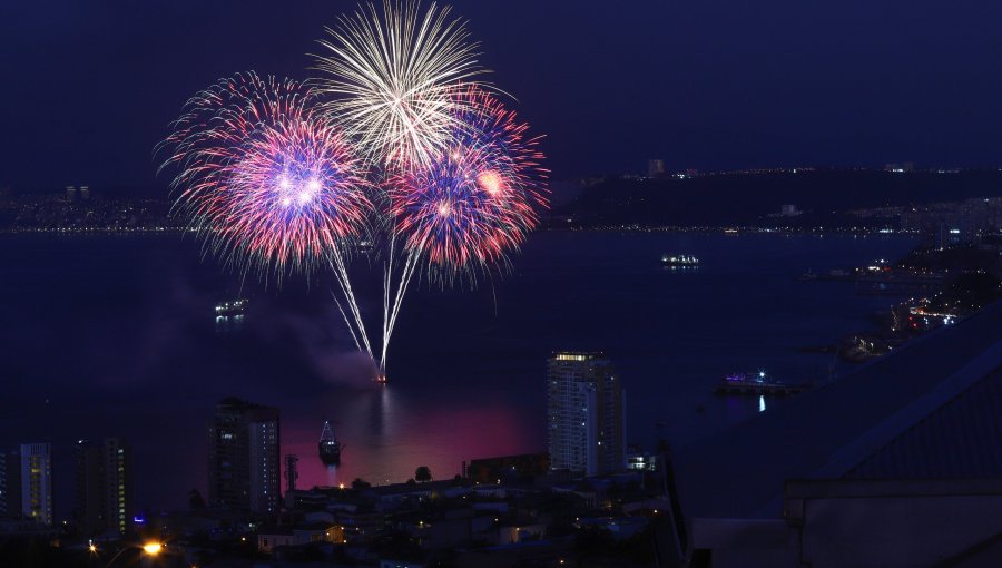 En el Muelle Barón se realizó con gran éxito la prueba del show de fuegos artificiales para Año Nuevo en Valparaíso