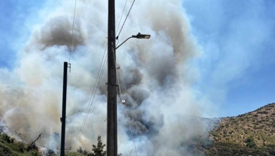 Alerta en la Región de Valparaíso: Incendio descontrolado en Catemu arrasa con 4 casas