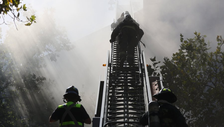 16 compañías de Bomberos combaten incendio en Alameda y Maipú