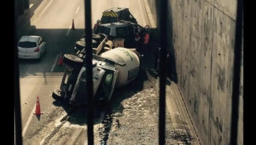 Santiago: Volcamiento de camión cementero genera caos vial a la salida de la Ruta Maipo