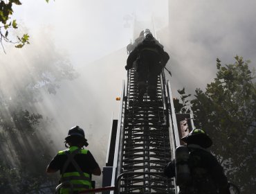 16 compañías de Bomberos combaten incendio en Alameda y Maipú