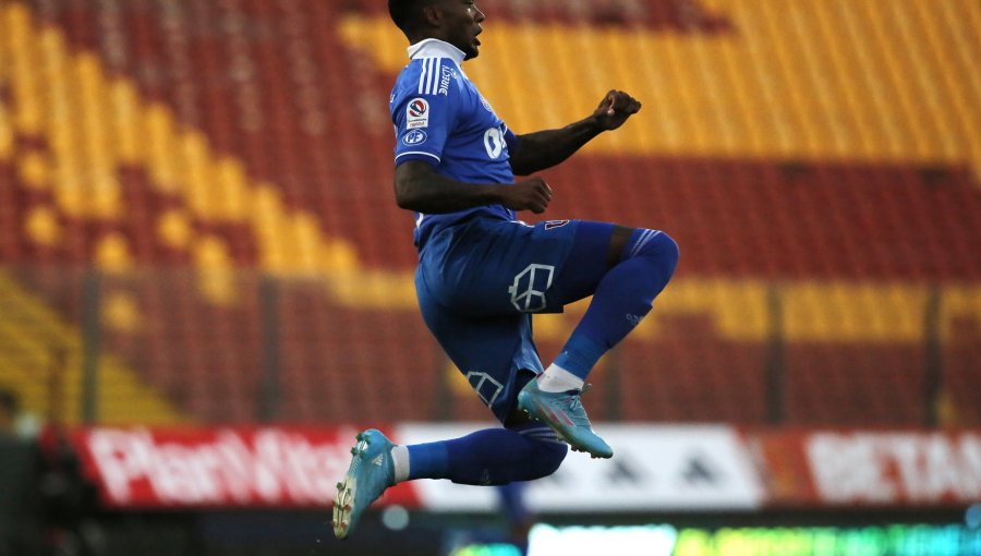 Junior Fernández extiende su racha goleadora y mantiene a su equipo en carrera