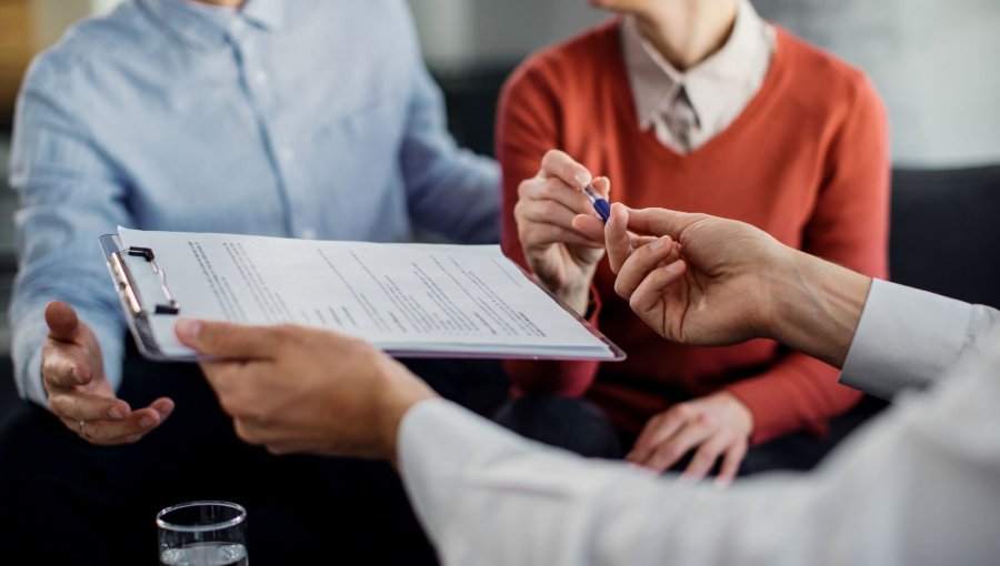 Seis de cada diez chilenos contratan seguros sin entender sus coberturas