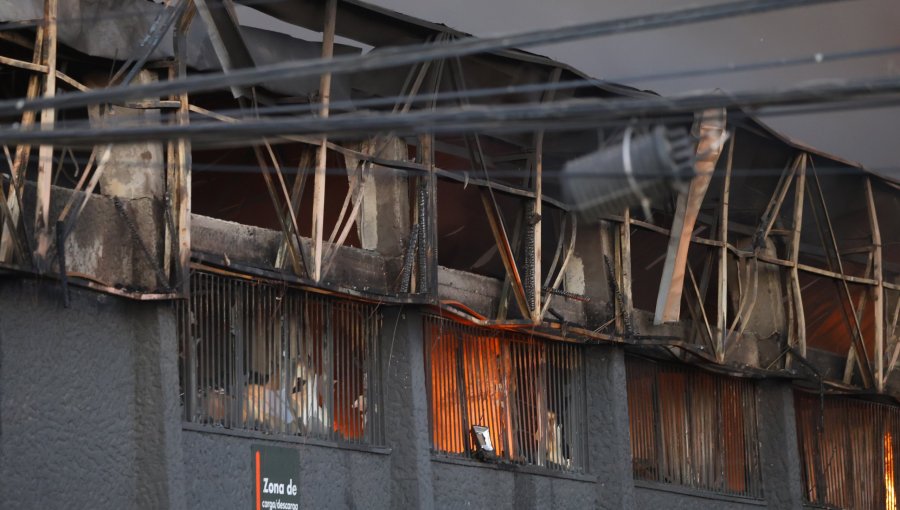 Incendio en bodegas de mall en Huechuraba está controlado, pero aún no ha sido extinguido: pérdidas son millonarias