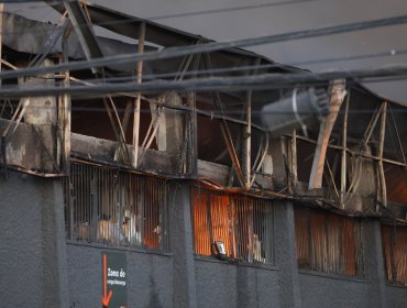 Incendio en bodegas de mall en Huechuraba está controlado, pero aún no ha sido extinguido: pérdidas son millonarias