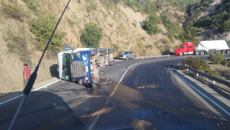 Camión que transportaba ácido sulfúrico volcó en sector de la cuesta El Melón: llamaron a "preferir alternativas"