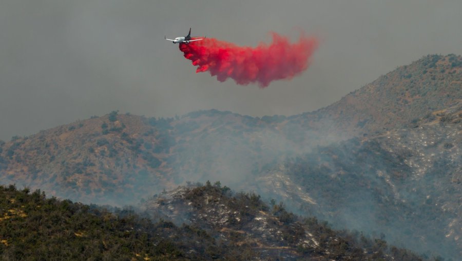 Declaran Alerta Amarilla para la comuna de Las Condes por incendio forestal "con comportamiento extremo"