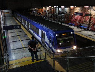 Tren Limache - Puerto alcanzó los 23 millones de viajes este 2025 y premió a pasajera que cruzó el torniquete en la estación de Viña