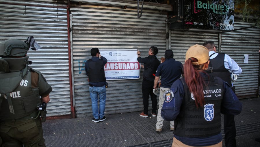 Cierran "Galería Placer" del persa Bío Bío denunciada por venta de celulares robados