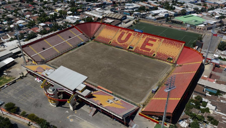 U. Española explicó la razón por la cual el estadio Santa Laura se encuentra sin pasto