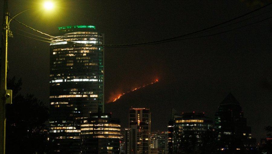 Incendio en San Carlos de Apoquindo ha consumido 470 hectáreas: recién este martes podría ser extinguido