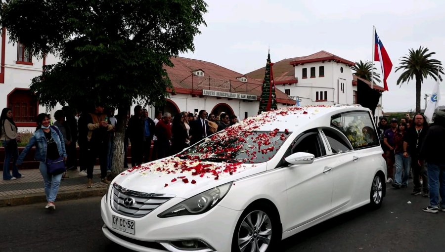 Con una emotiva y transversal muestra de recogimiento, San Antonio se despidió del fallecido concejal Milko Caracciolo