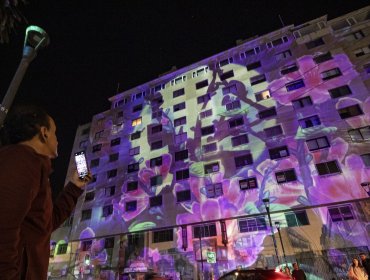 Valparaíso dio el vamos a sus actividades de Año Nuevo con mapping en la plaza Aníbal Pinto sobre el cuidado del mar