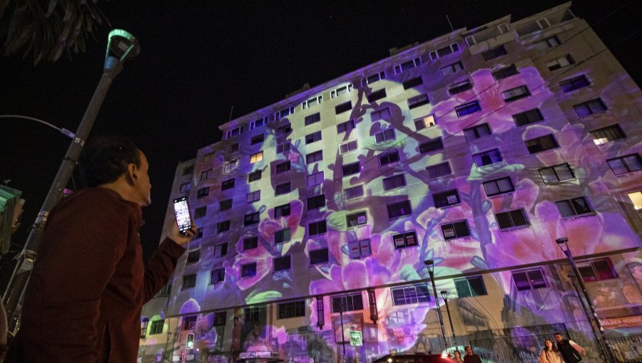 Valparaíso dio el vamos a sus actividades de Año Nuevo con mapping en la plaza Aníbal Pinto sobre el cuidado del mar