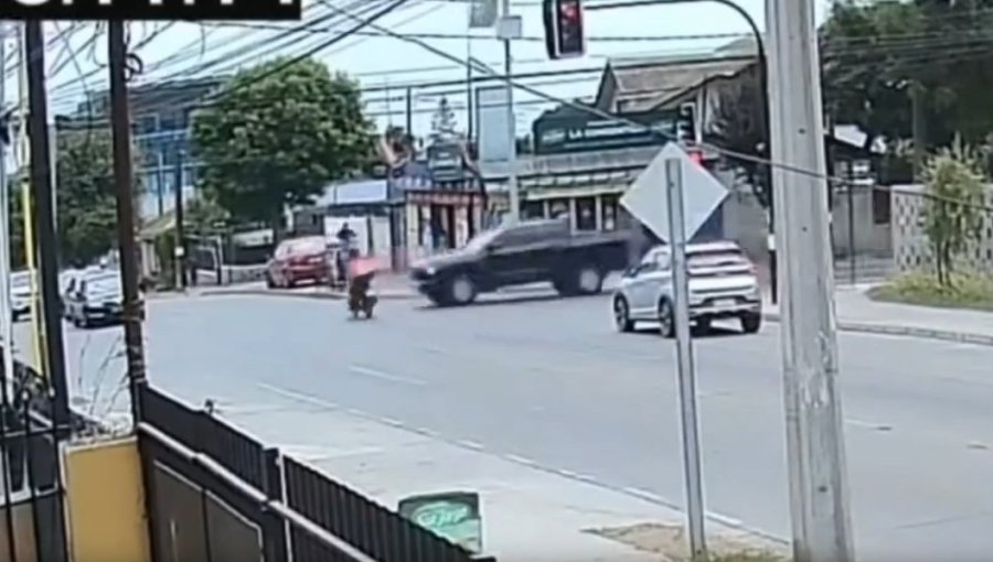 Repartidor de delivery sufrió graves lesiones tras cruzar con luz roja y ser impactado por una camioneta en San Antonio