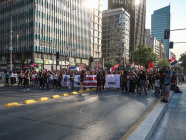 Pobladores interrumpen tránsito en la Alameda en protesta contra ministro de Vivienda