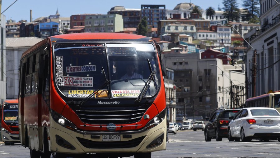 Conductores de micros alistan paro regional por compensaciones impagas: medida incluiría al sistema urbano y rural de Valparaíso