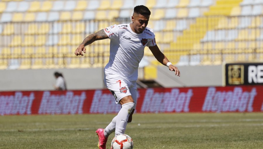 Bayron Oyarzo fue anunciado como el quinto refuerzo de U. La Calera para la temporada 2026