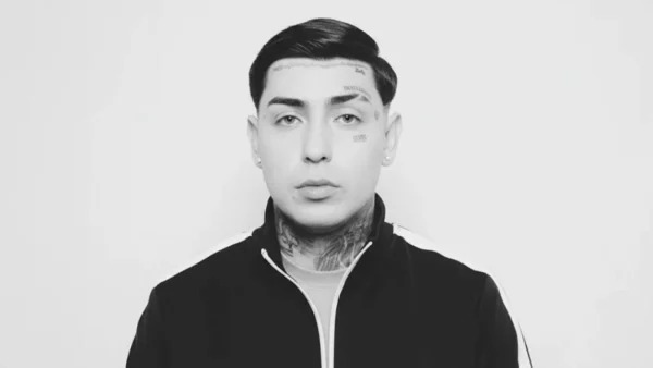 Productor chileno de música urbana quedó en prisión preventiva tras ser acusado de secuestro extorsivo: "Golpes y puñaladas"