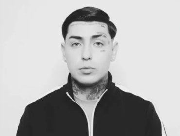 Productor chileno de música urbana quedó en prisión preventiva tras ser acusado de secuestro extorsivo: "Golpes y puñaladas"