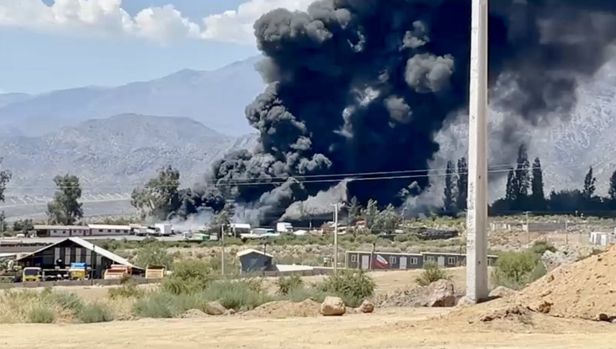 Incendio de neumáticos provoca densa y extensa nube de humo negro en Calle Larga