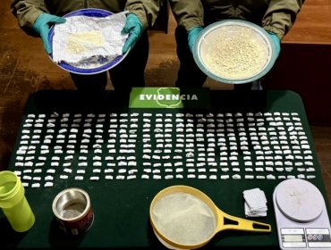 "La abuela de la reja negra": desarticulan punto de venta de drogas que registra tres allanamientos en siete años en Valparaíso