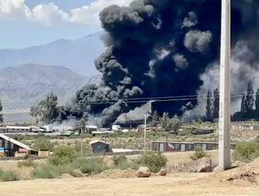 Incendio de neumáticos provoca densa y extensa nube de humo negro en Calle Larga