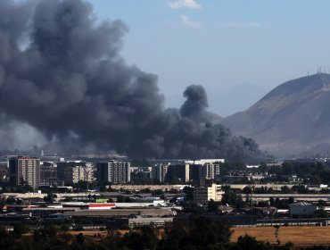 Delegado descarta riesgo químico en incendio de grandes proporciones que consume bodegas en San Bernardo