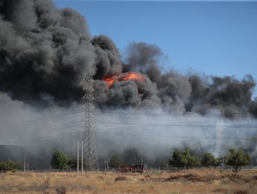 Incendio de grandes proporciones consume bodegas en el límite de las comunas de San Bernardo y Lo Espejo