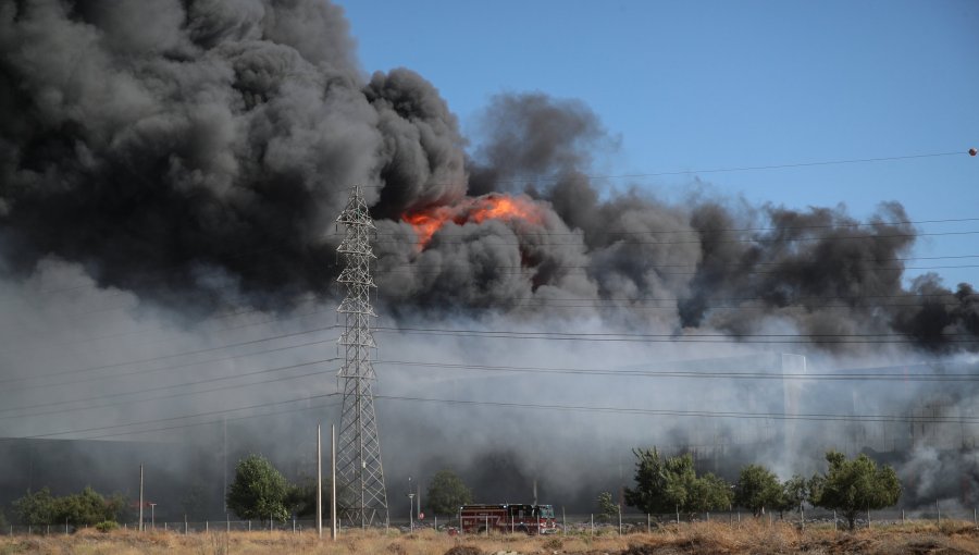 Incendio de grandes proporciones consume bodegas en el límite de las comunas de San Bernardo y Lo Espejo