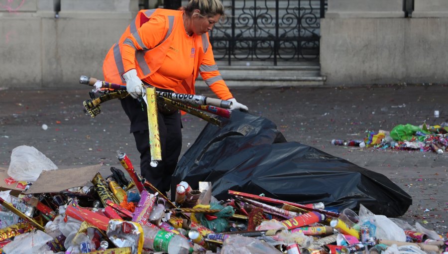 Municipio de Valparaíso despliega amplio operativo de aseo luego del Año Nuevo