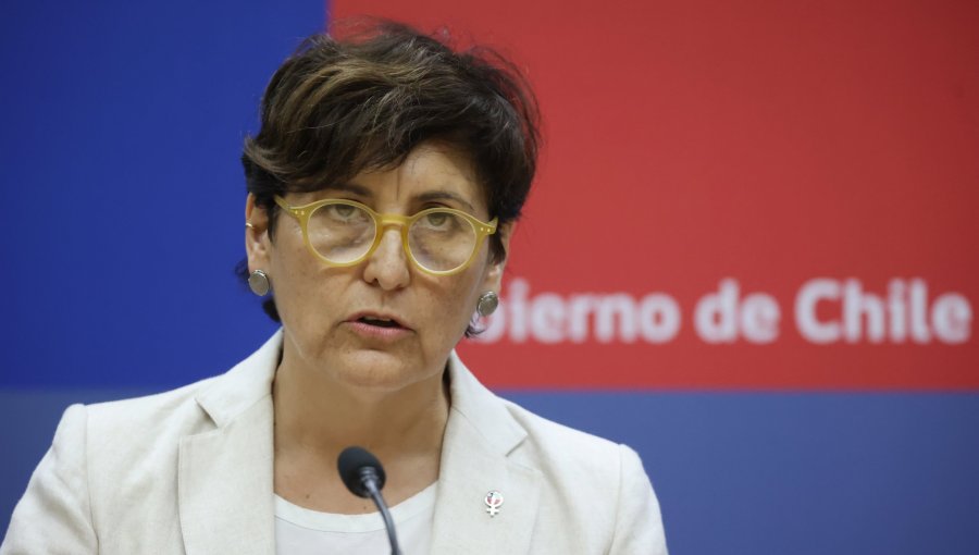 Ministra Aguilera descartó "algún tipo de privilegio" por operación a su madre y aseguró que no tiene pensado presentar su renuncia