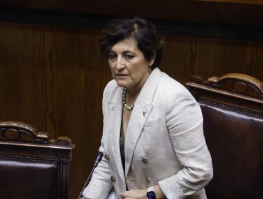 UDI amenaza con acusación constitucional contra la ministra Aguilera si no renuncia tras operación "exprés" a su madre