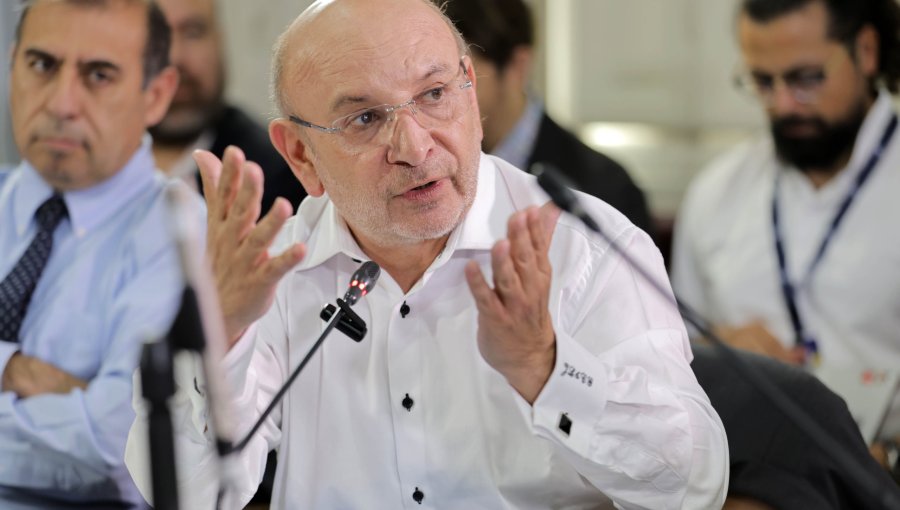 Senador Castro pide auditoría médica para esclarecer cirugía de la madre de ministra Ximena Aguilera