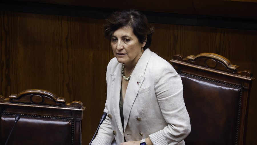 UDI amenaza con acusación constitucional contra la ministra Aguilera si no renuncia tras operación "exprés" a su madre