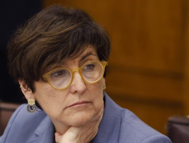 Ministra Aguilera descarta haber incidido en protocolos del Hospital del Salvador ante la operación de su madre