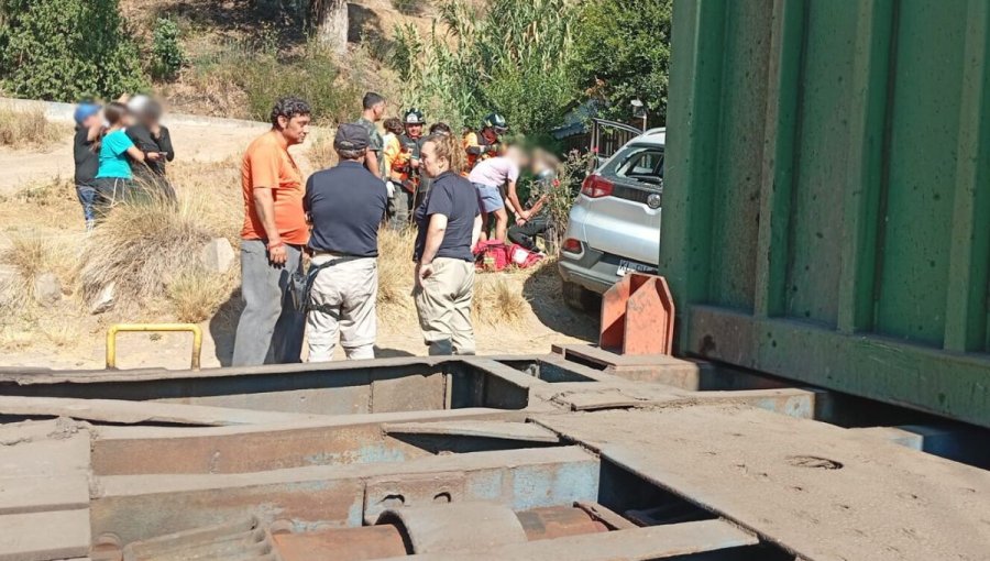 Tres personas resultaron lesionadas tras la colisión entre vehículo y un tren de carga en La Cruz
