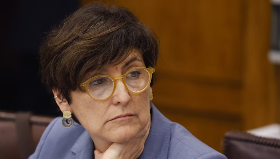 Ministra Aguilera descarta haber incidido en protocolos del Hospital del Salvador ante la operación de su madre