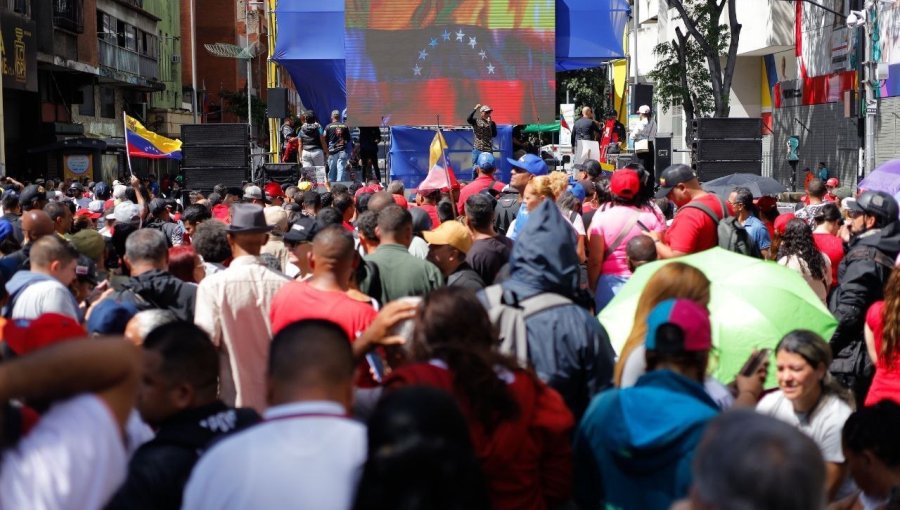 Masiva marcha en Venezuela exige regreso de Maduro y rechaza intervención de EE.UU.