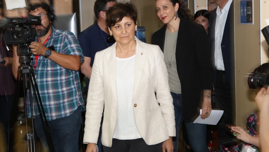 Hija de paciente fallecido descarta relación entre muerte de su padre y cirugía a madre de ministra Aguilera