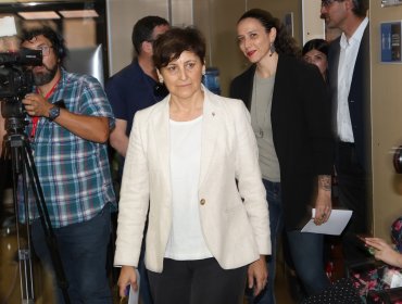 Hija de paciente fallecido descarta relación entre muerte de su padre y cirugía a madre de ministra Aguilera