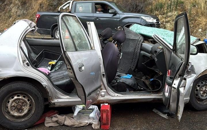 Colisión de dos automóviles dejó tres personas lesionadas y una alta congestión vehicular en la ruta Las Palmas de Viña del Mar