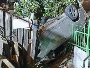 Dos lesionados deja accidente que terminó con un auto desbarrancado y en el patio de una casa en el cerro Alegre de Valparaíso