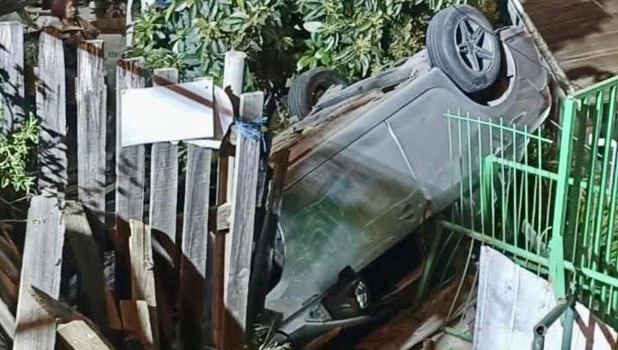 Dos lesionados deja accidente que terminó con un auto desbarrancado y en el patio de una casa en el cerro Alegre de Valparaíso